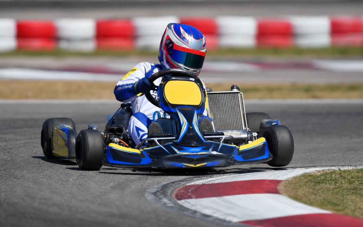 Línea de trazada marcada en curva de pista de karting
