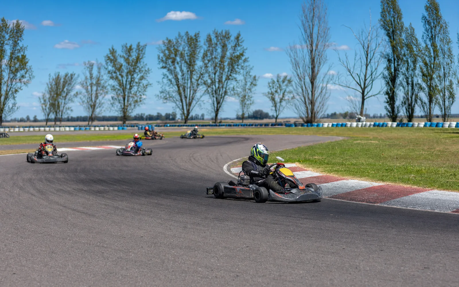Pista de karting con curva y trazado de velocidad bajo luz diurna